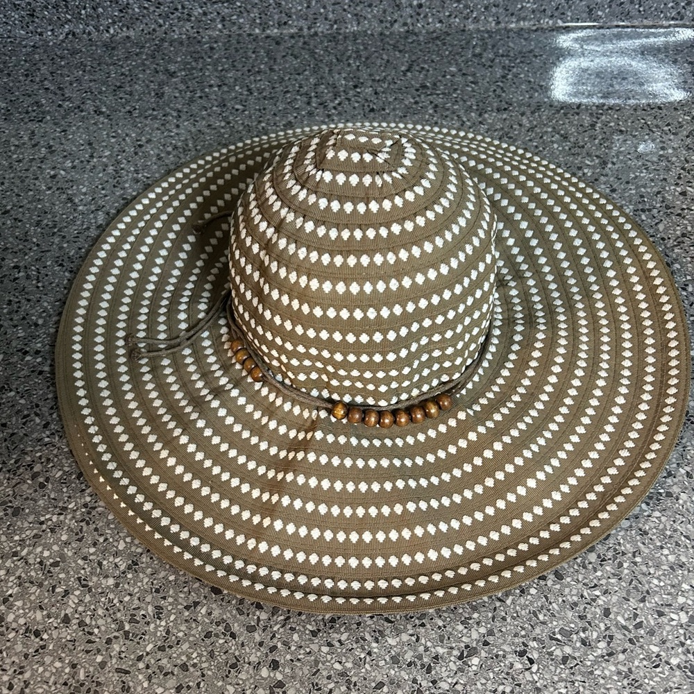 Women’s Wide Brim Straw Sun Hat with Beaded Band - Tan & White
